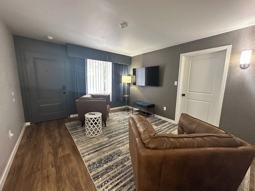 Lighthouse Inn & Suites