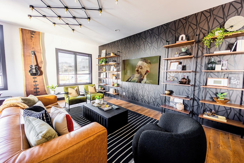 Heart of Gulch - 4 Min to Broadway - Designer Home