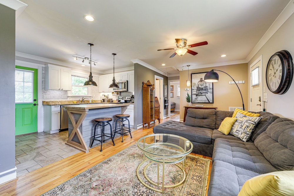 1/2 Mi to River Arts District: Home w/ Deck!