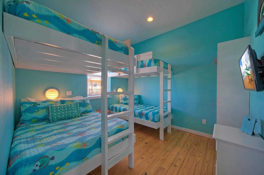 Sleeps 24, 2 Homes 2blocks to the Beach, Pool, Game Room, Patio w/ Outdoor Bar