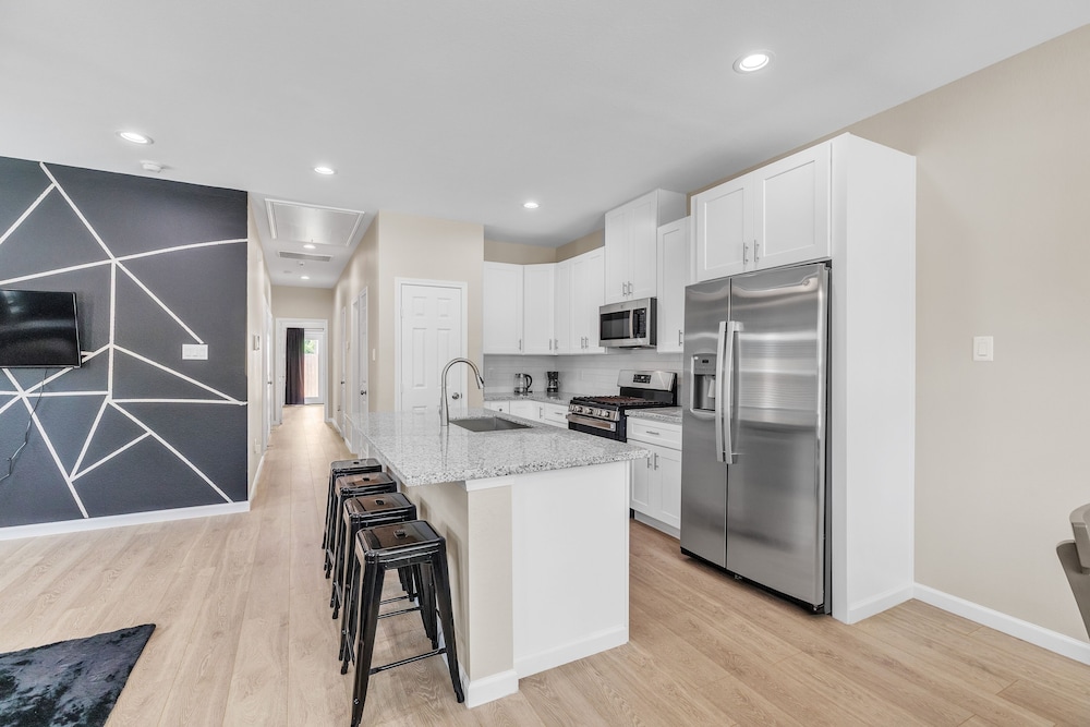 Chic Pet Friendly 3br Duplex In Amazing Location 3 Bedroom Duplex