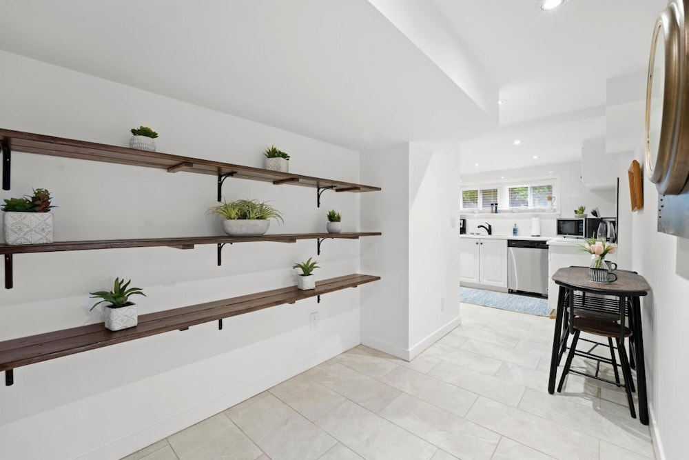 Luxurious Lower Level Apartment Closeto Downtown