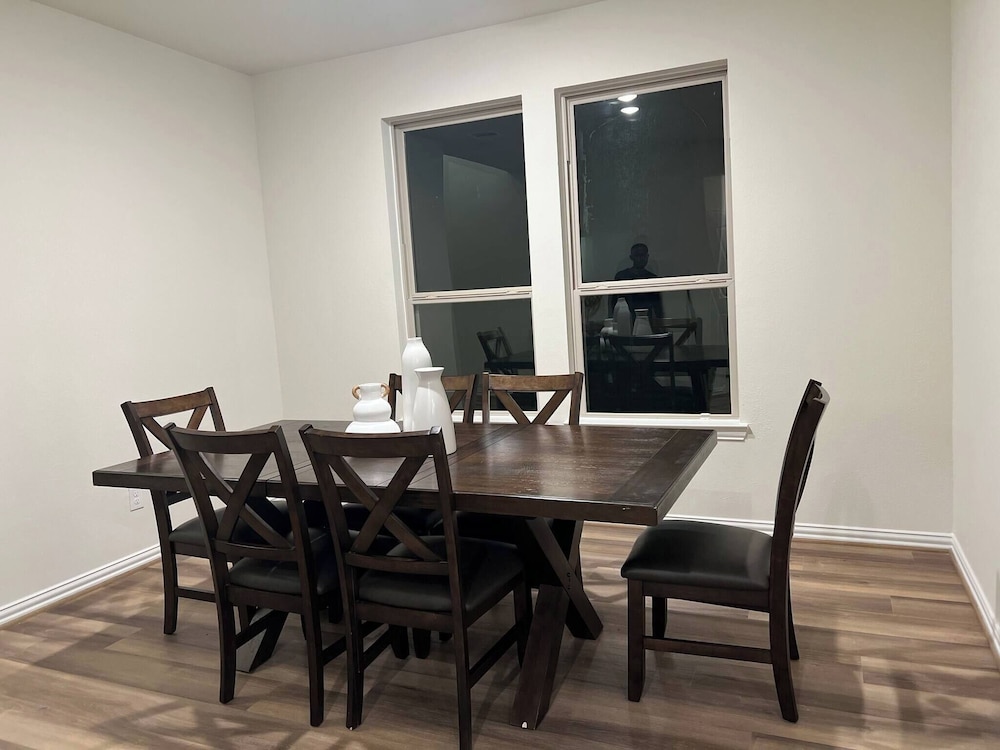 Balmoral Lakeside 5br 4ba House