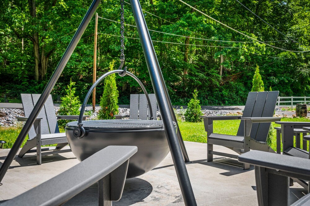 5 Cabins in Gburg Sleeps 16 Firepit Games