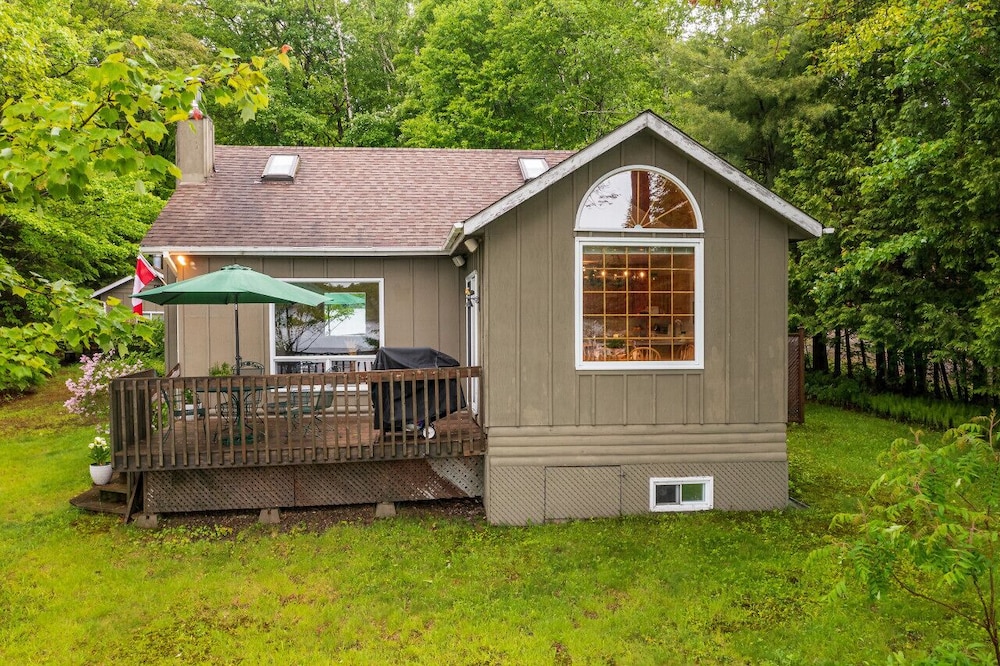 Bear Essentials Lakefront Hideaway