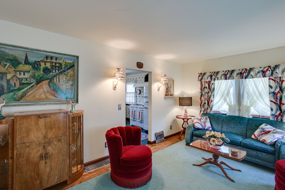 Retro-style Home in Ruston: Walkable Location! view 2