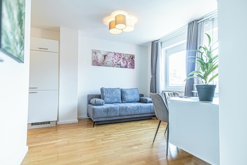 9 Min Metro City Center 1BR 1LR Apt