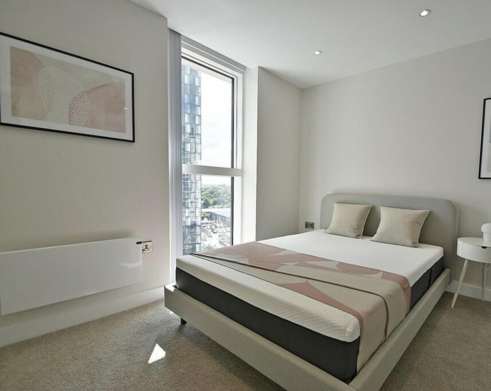 Top Floor 3-bed Penthouse in Manchester view 4