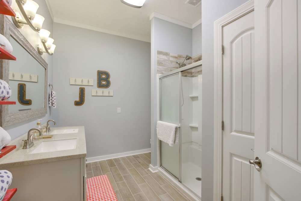 3 Mi to Pickwick Lake: Spacious Family Getaway
