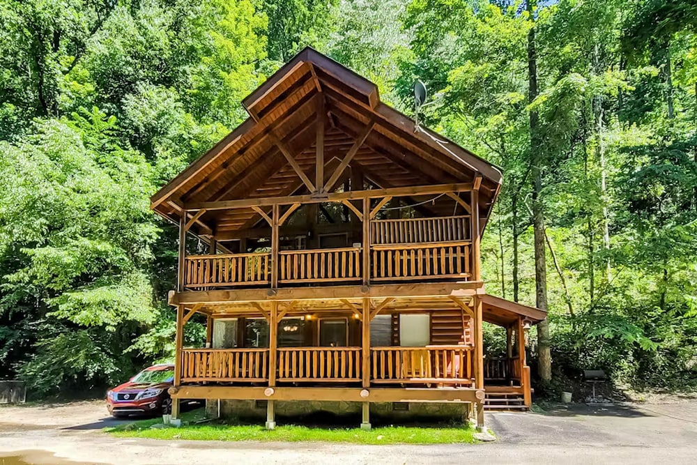 Cozy Cabin w Game Room hot tub Creek
