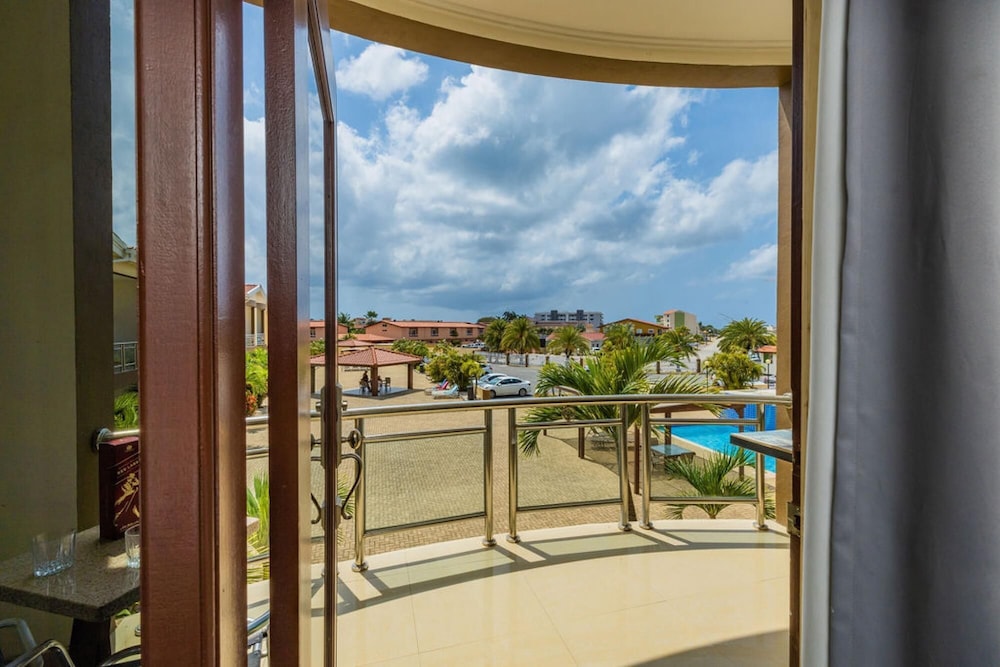 2BR 3min Walk 2 Eagle Beach Pool GYM Parking