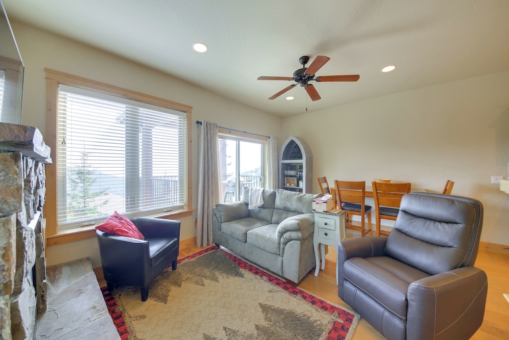 Walk to Schweitzer Village: Mountain-view Home
