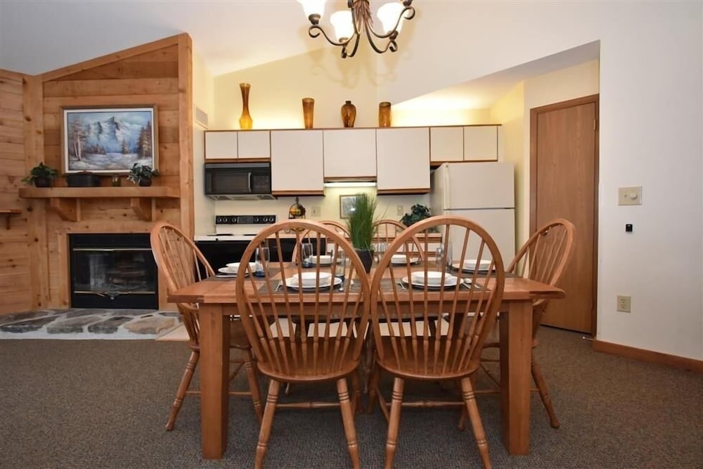 Seven Springs Sunridge 1 Bedroom Standard Condo, Deck with Mountain Views! 1 Condo by RedAwning view 5