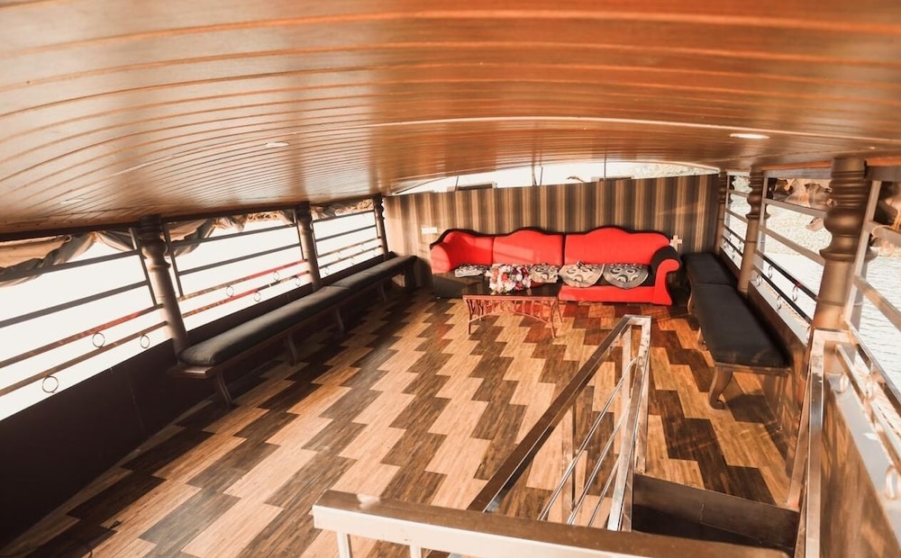 Cosy Houseboats