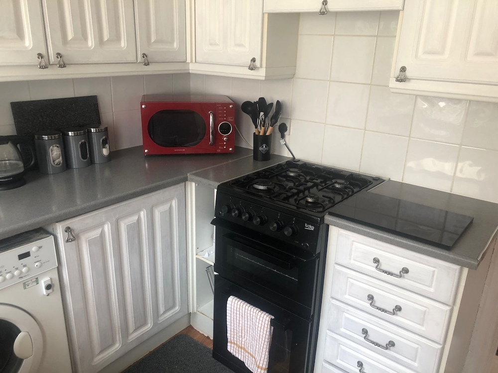 By the Sea, Sleeps 4-6, Private Patio, Nearbeach, Seasideretreat, Train to Liverpool or Chester is a hop Skip and a Jump Away