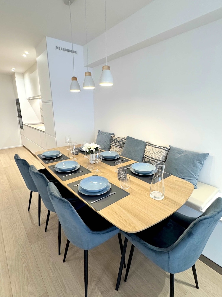 Spacious Bright Apartment Steps From the Beach i
