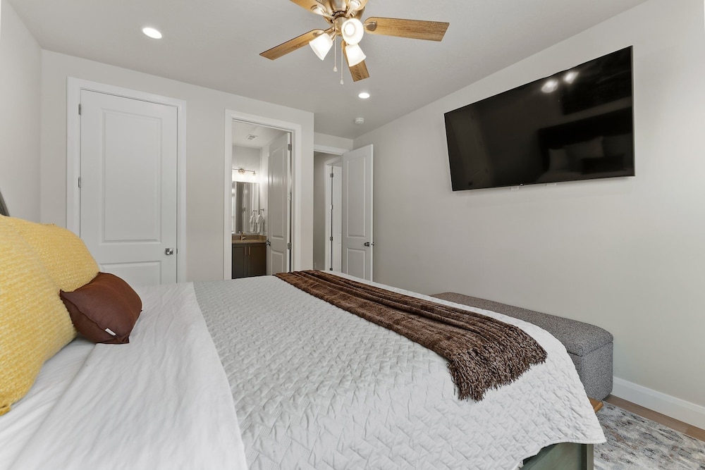 Canyon Country Oasis 6 Bedroom Townhouse