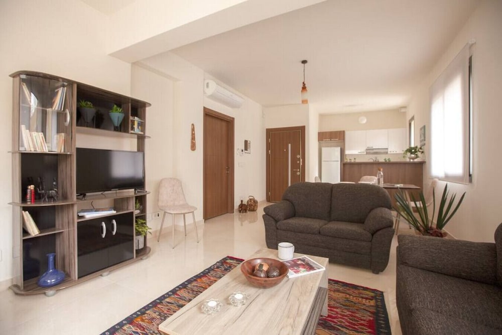 Sioufi - 2-BR Apartment With a Balcony