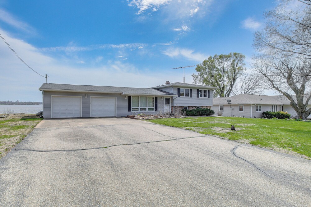 Riverfront Gem w/ Kayaks & Yard in Montrose!