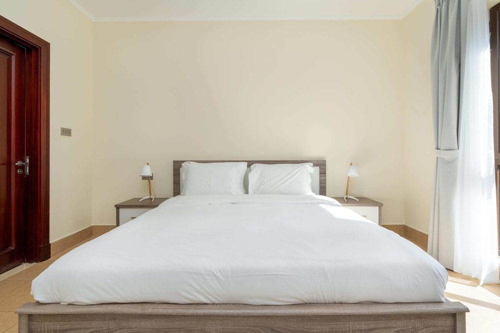 Stylish 1BD Apartment w/ Balcony, Downtown Dubai!