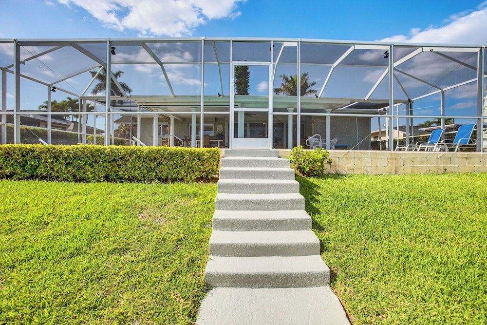 Dock & Outdoor Kitchen: Waterfront Cape Coral Home