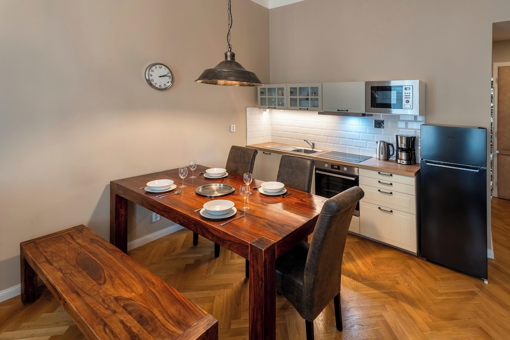 1 Bed Flat - Sleeps 5 - Parking - Wifi