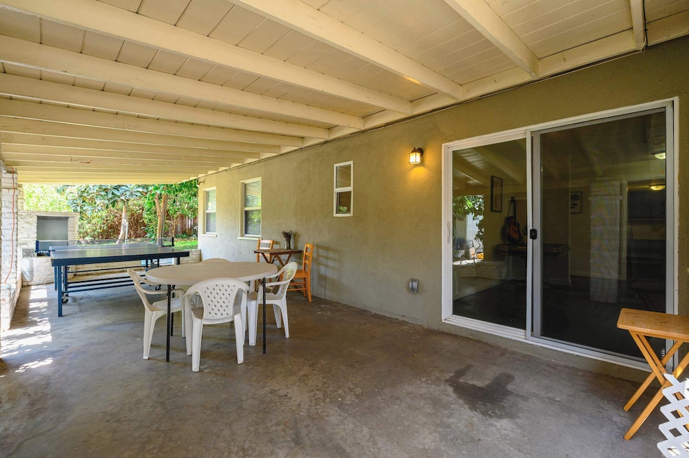 Spacious Retreat w Large Kitchen & Outdoor Patio