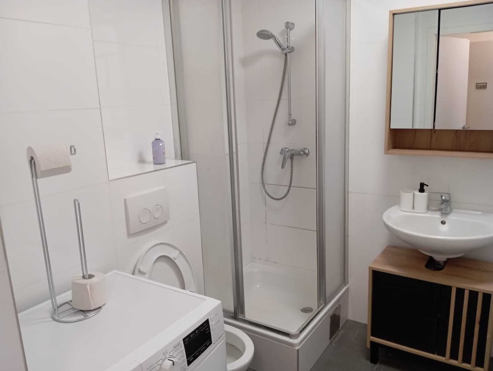 City Center Metro 1BR 1LR King Bed