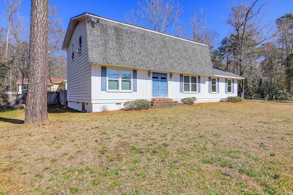 10 Mi to Downtown Macon: Family Home w/ Patio!