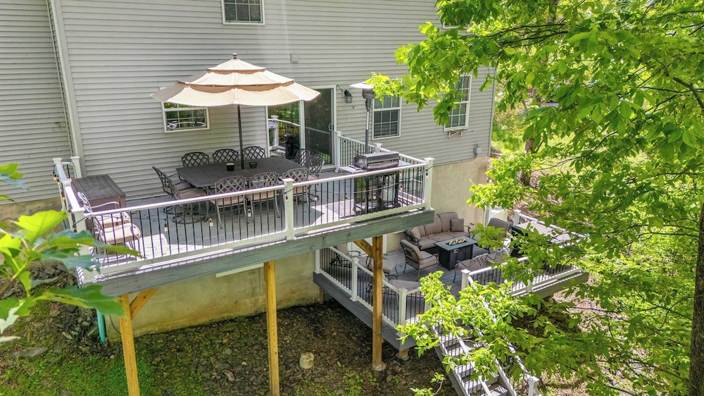Lakeview Retreat w/ Kayaks, Game Room, Firepits Gated Community w/ Lake + Beach Access