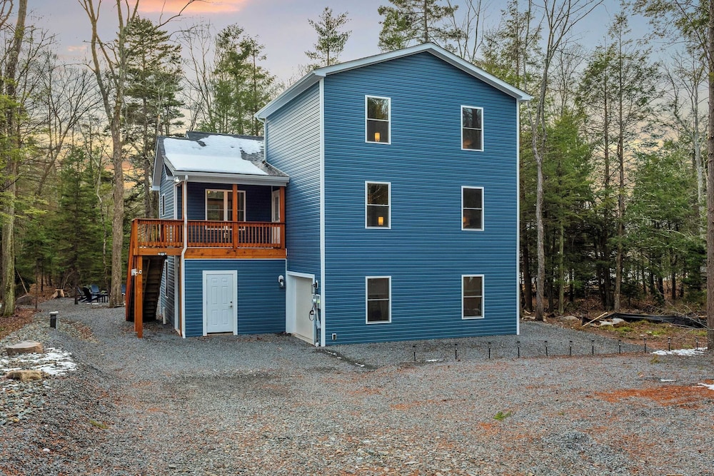 Lakeview Sunset Heaven Waterfront Escape + Private Dock Firepit + Game Room New Construction