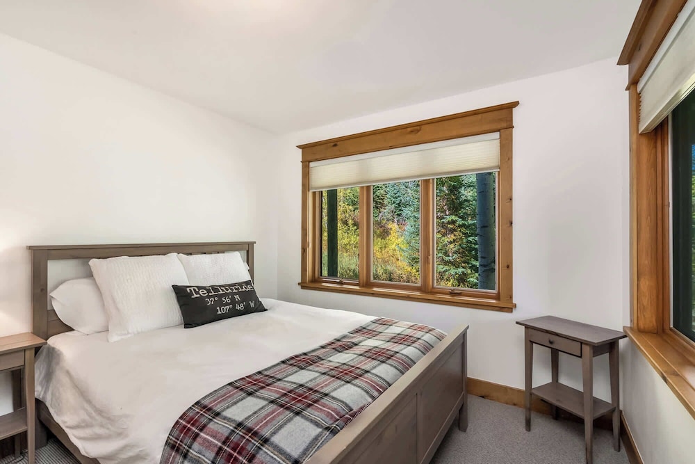 Evergreen Escape Home for 12