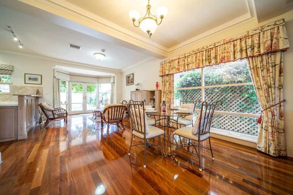 Glenelg Beach Stylish 2 Story Townhouse Sea View