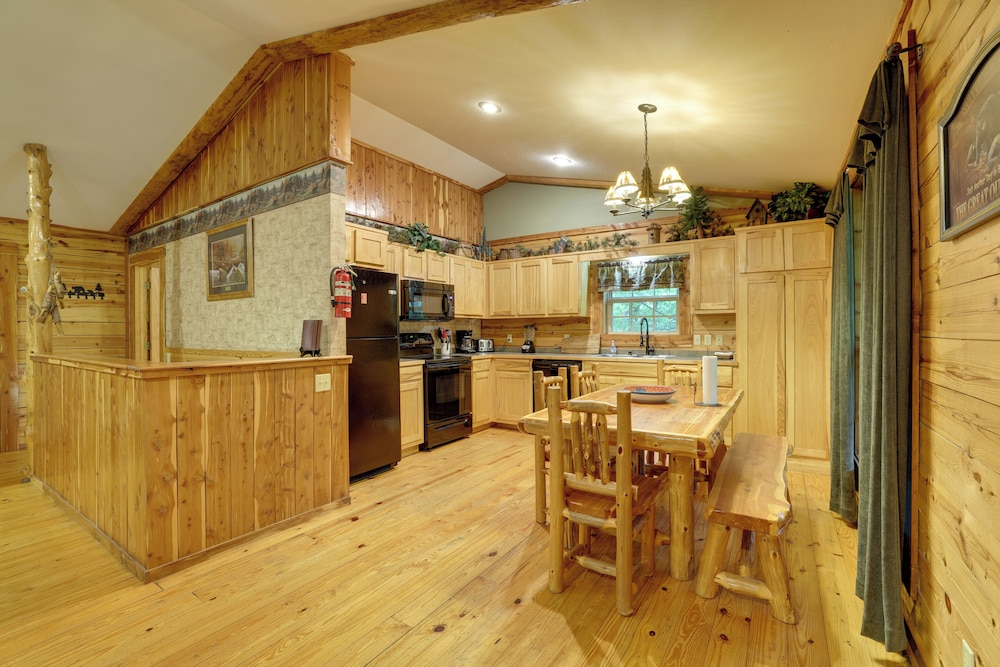 4 Mi to Marina: Cozy Log Cabin in Eureka Springs!