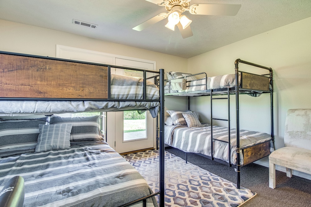 Near Bull Shoals Lake: Spacious Golfer's Getaway!