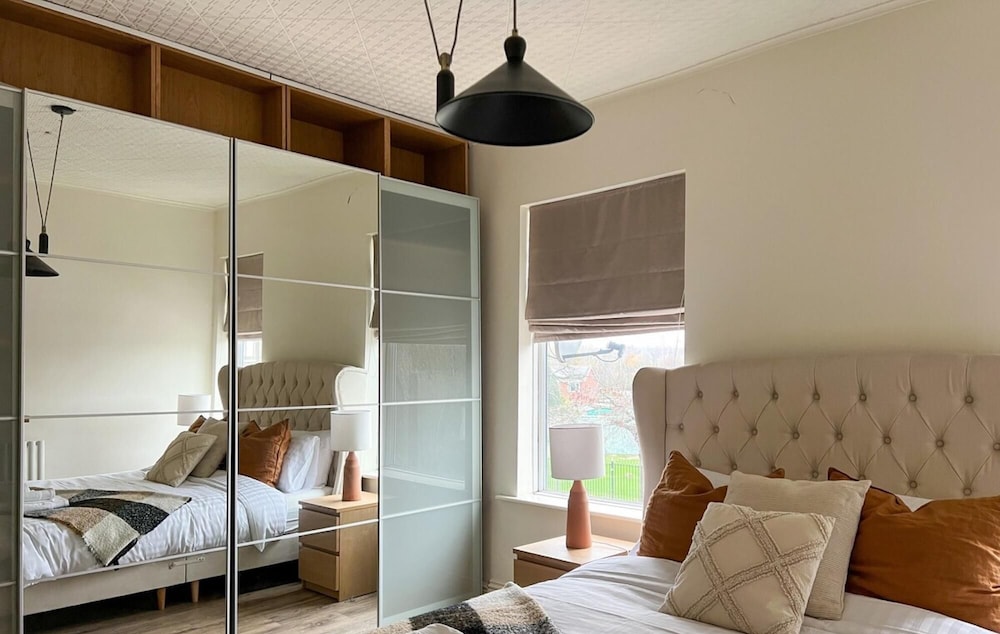 Beautiful Stylish Family Home - Free Parking view 5