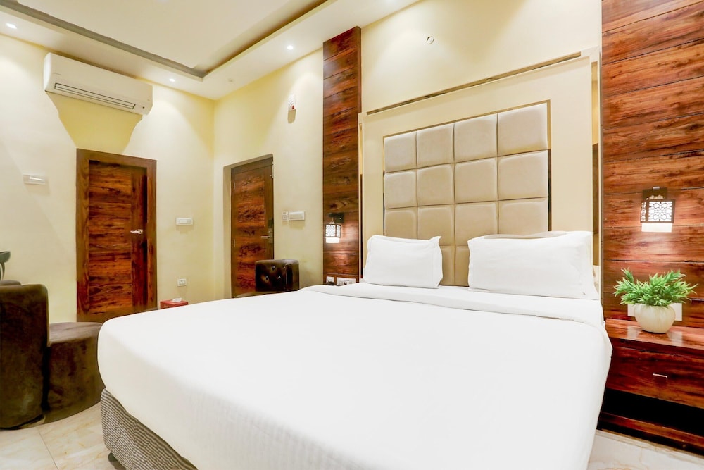 Luxurious Family Retreat With Pool in Patna