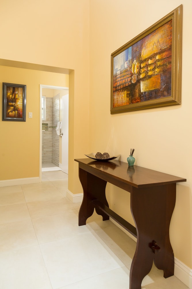 New Kingston Guest Apartment at Westbury