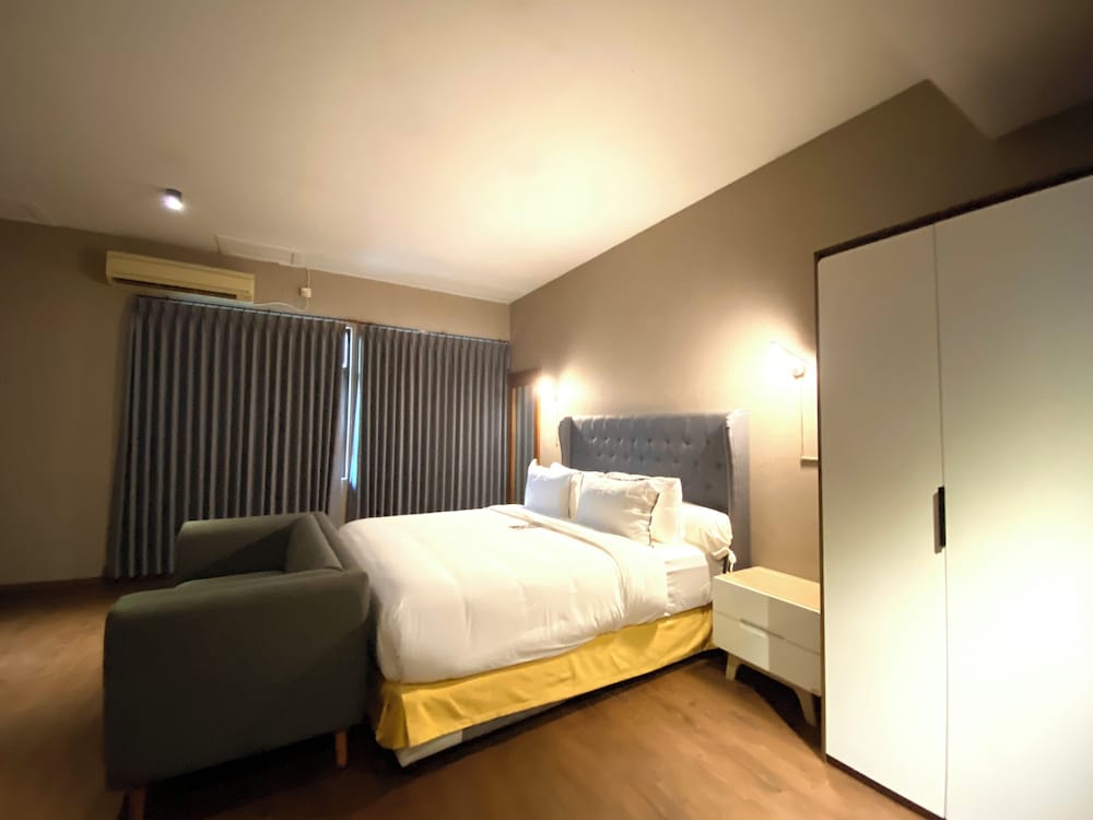 HOTEL GOLDEN SEASON