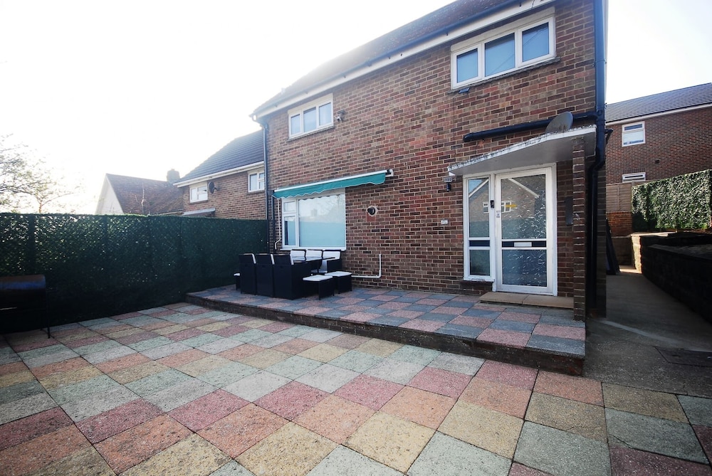 Family Holiday Home With Hot Tub & Sauna Sleeps 8
