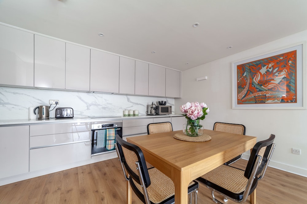 A Stylish Newly Refurbished Flat With City Access