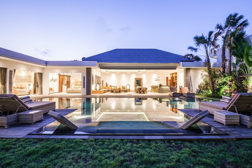 Villa 15 Stunning 6 BR Villa 400m to Beach