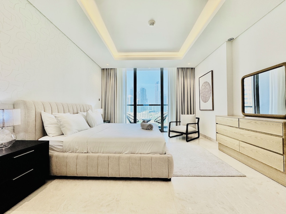 Venduras Chic 1BR Burj Views Sterling