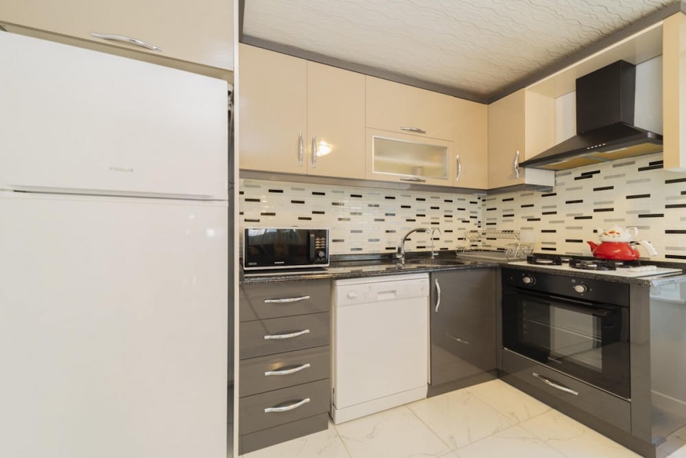 Villa With Private Pool Near Airport in Muratpasa