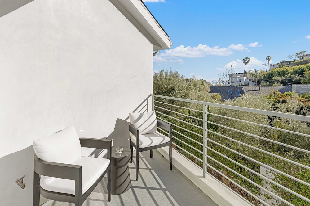 Luxury Hollywood Hills Home With Pool, Outdoor Dining & Iconic Views Skyline Chalet