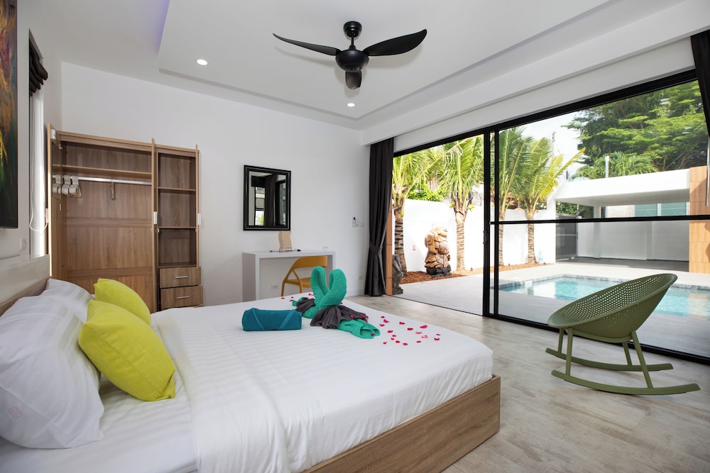 Modern 5 Bedrooms Pool Villa Curtis
