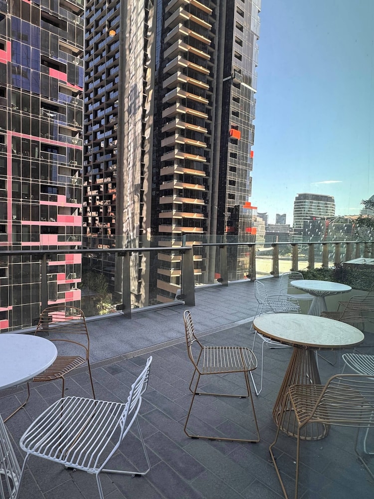 Luxury 2-bedroom Apartment in the Heart of Melbourne