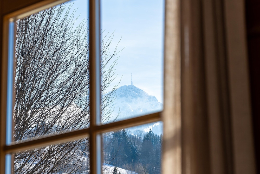 Elegant Chalet Near Slopes & Village