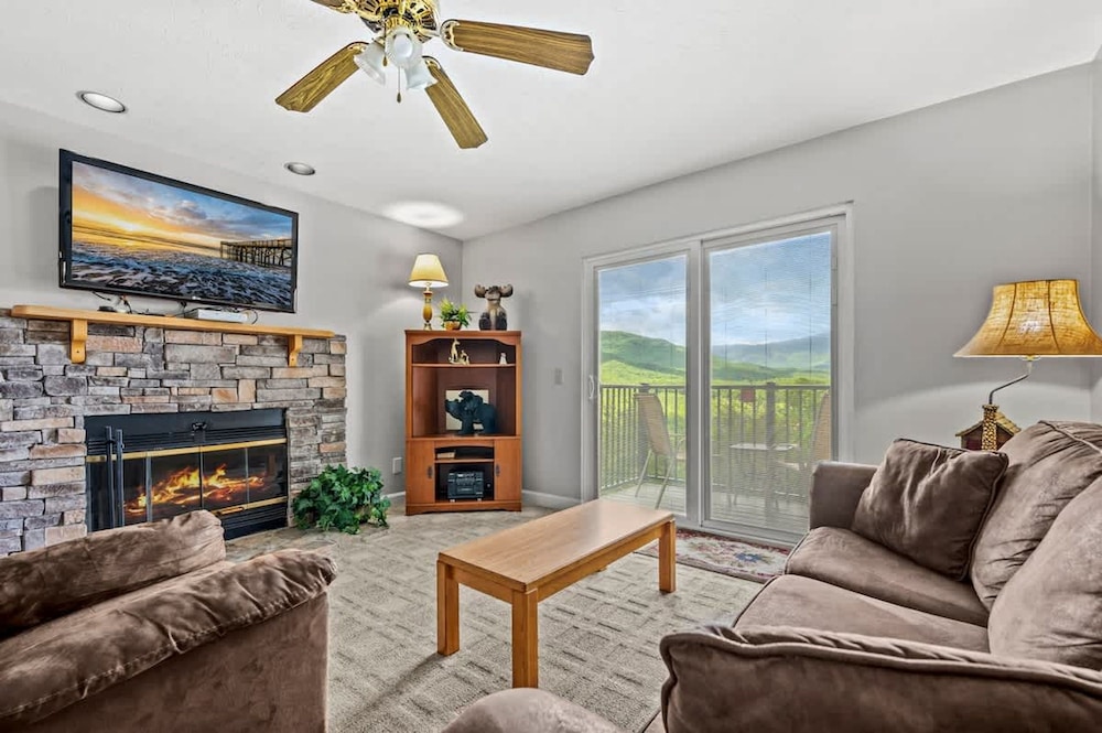 Mountain Views Indoor Pool Hot Tub Sleeps 4