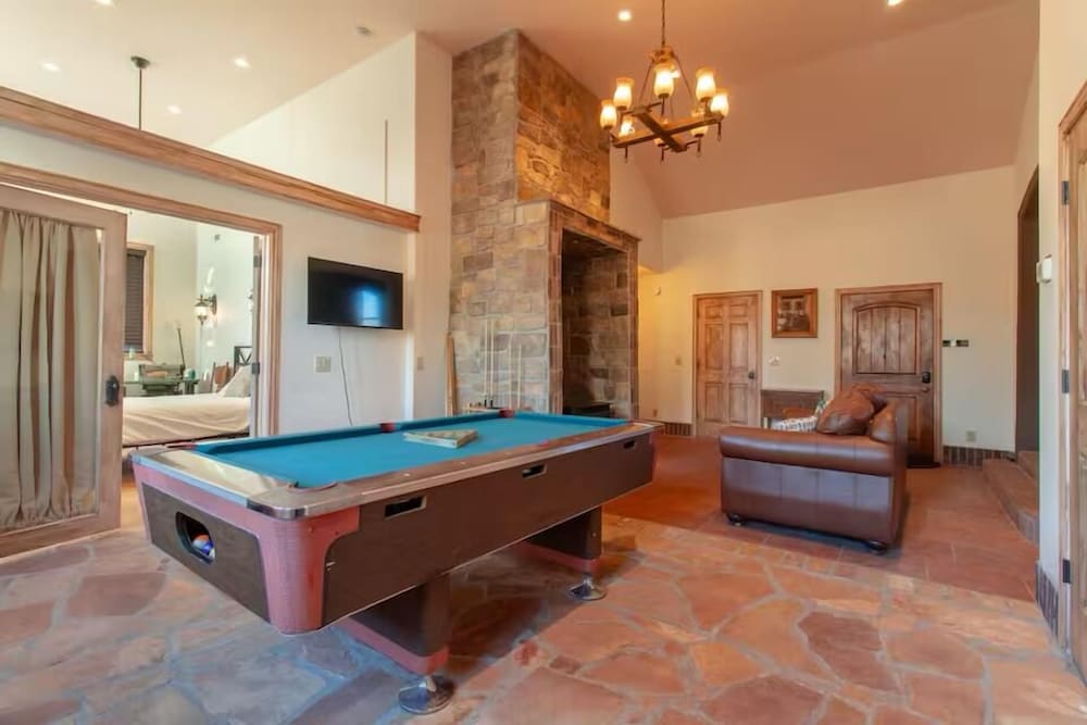 14 Guests 5BR 2BA Game room and Living
